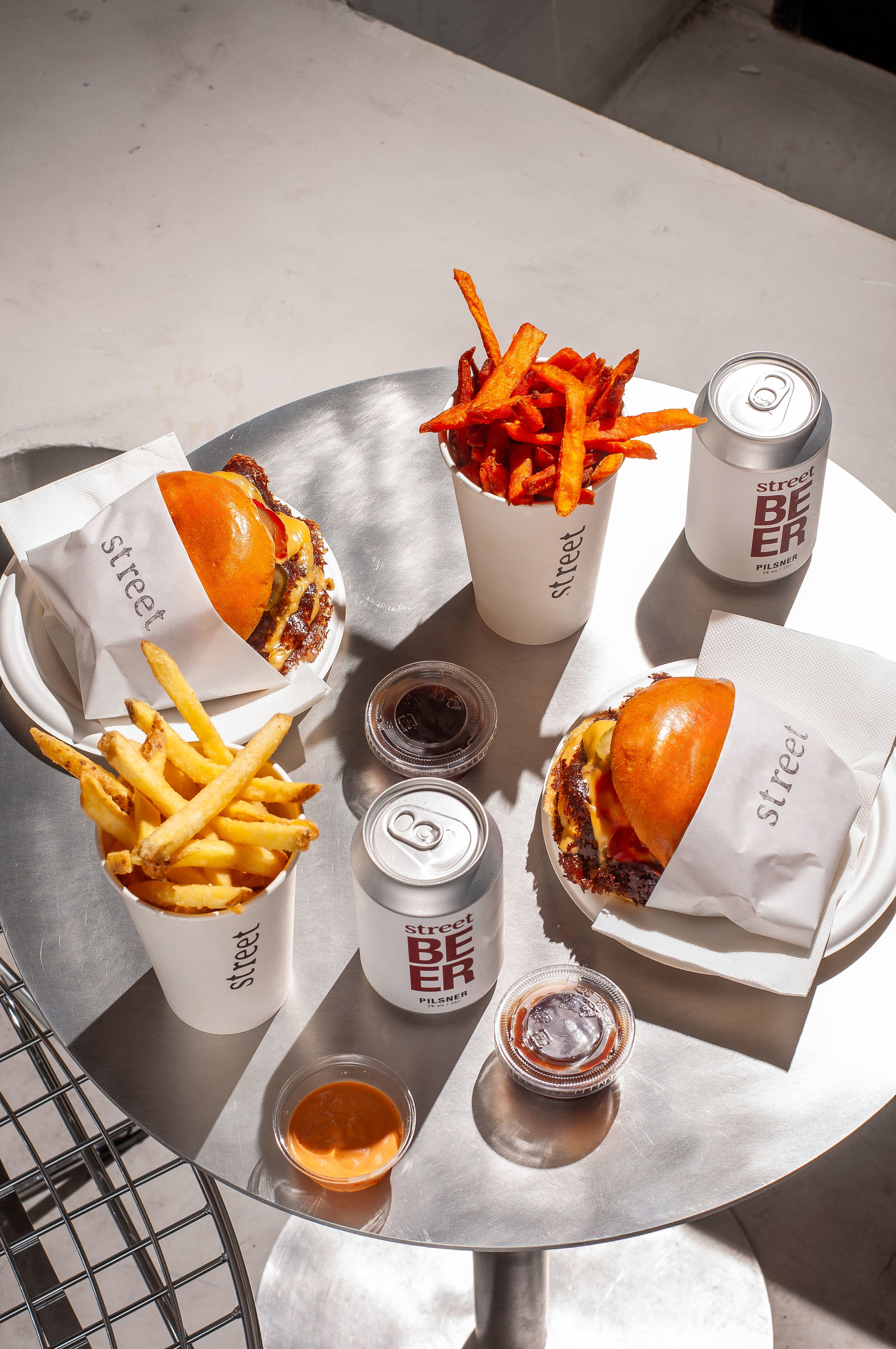 Os smash burgers suculentos da Street chegaram a Cascais (e sim, vai haver hambúrgueres grátis)