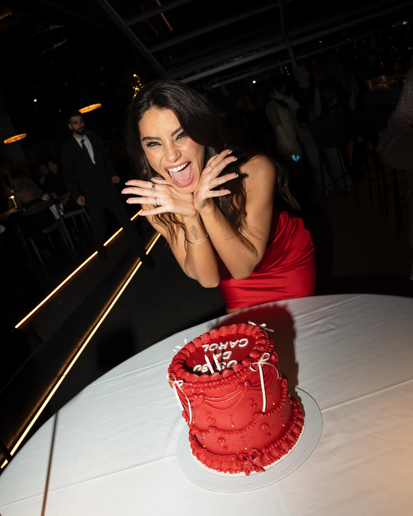 Estamos rendidos ao vestido natalício de Carolina Carvalho. Veja as fotos dos famosos na festa da atriz