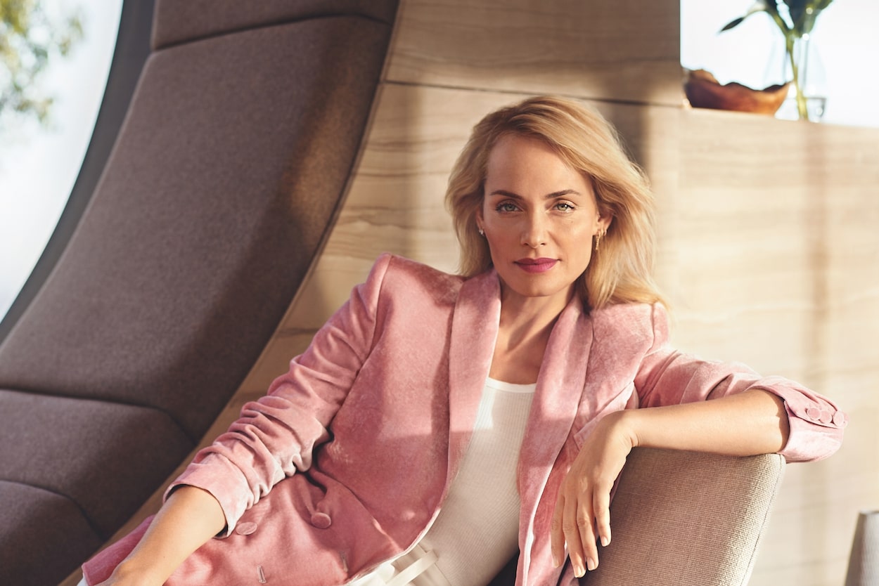 Amber Valletta lança linha de maquilhagem exclusiva