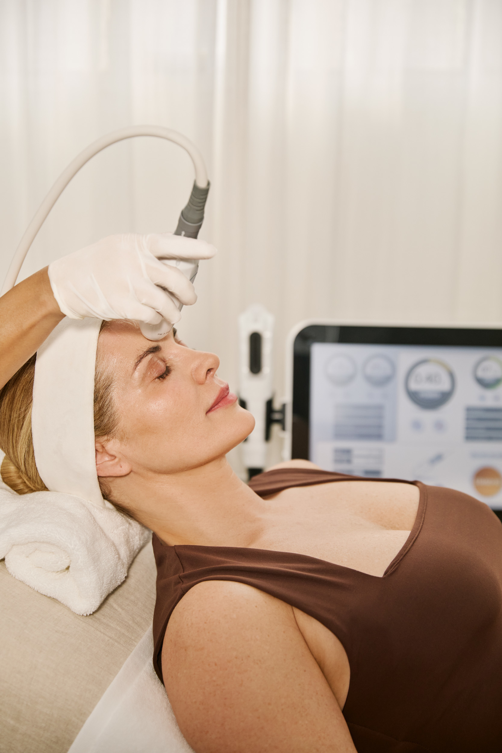 Esta caneta inovadora reduz as rugas, as pálpebras caídas e a papada. Conheça este tratamento sem dor