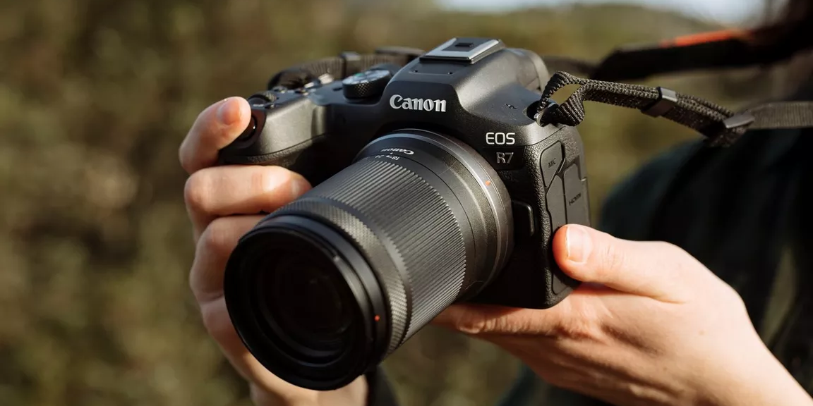 Novas câmaras híbridas Canon EOS R7 e EOS R10 são compactas e piscam o olho a criadores de conteúdos