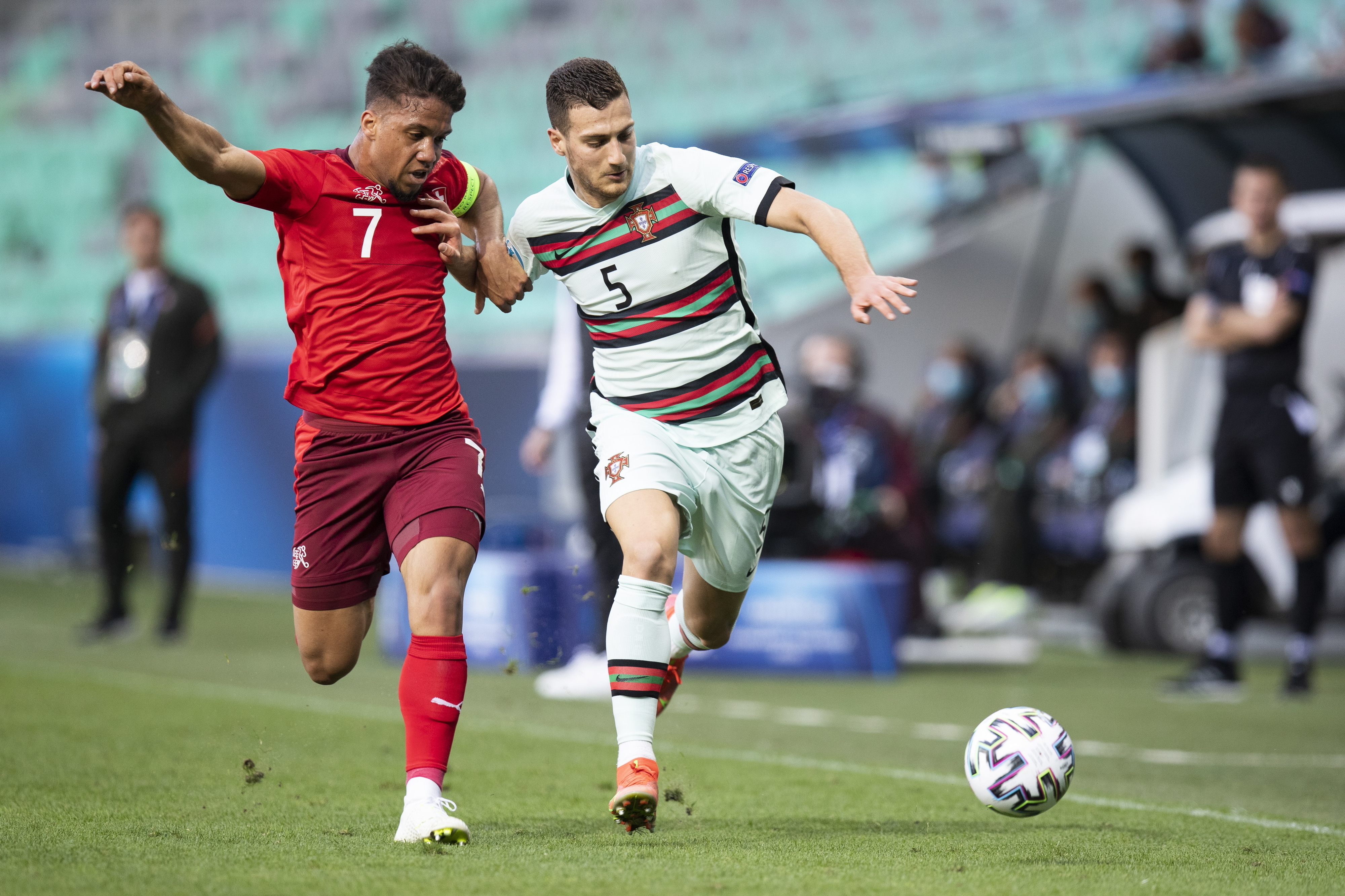 Portugal encanta, vence Suíça e defronta Itália nos 'quartos' do