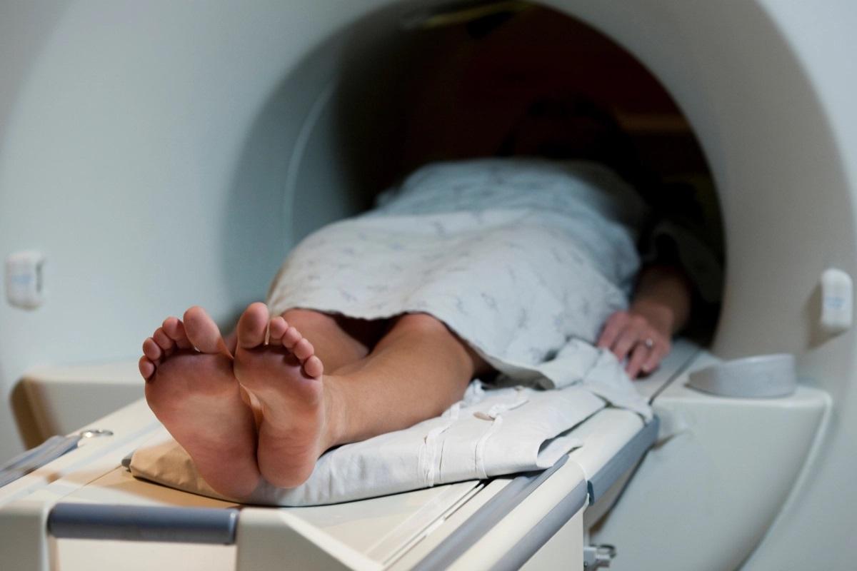 À procura do livro ideal para ler nestes dias de chuva? 12 thrillers que o vão fazer ficar colado ao sofá