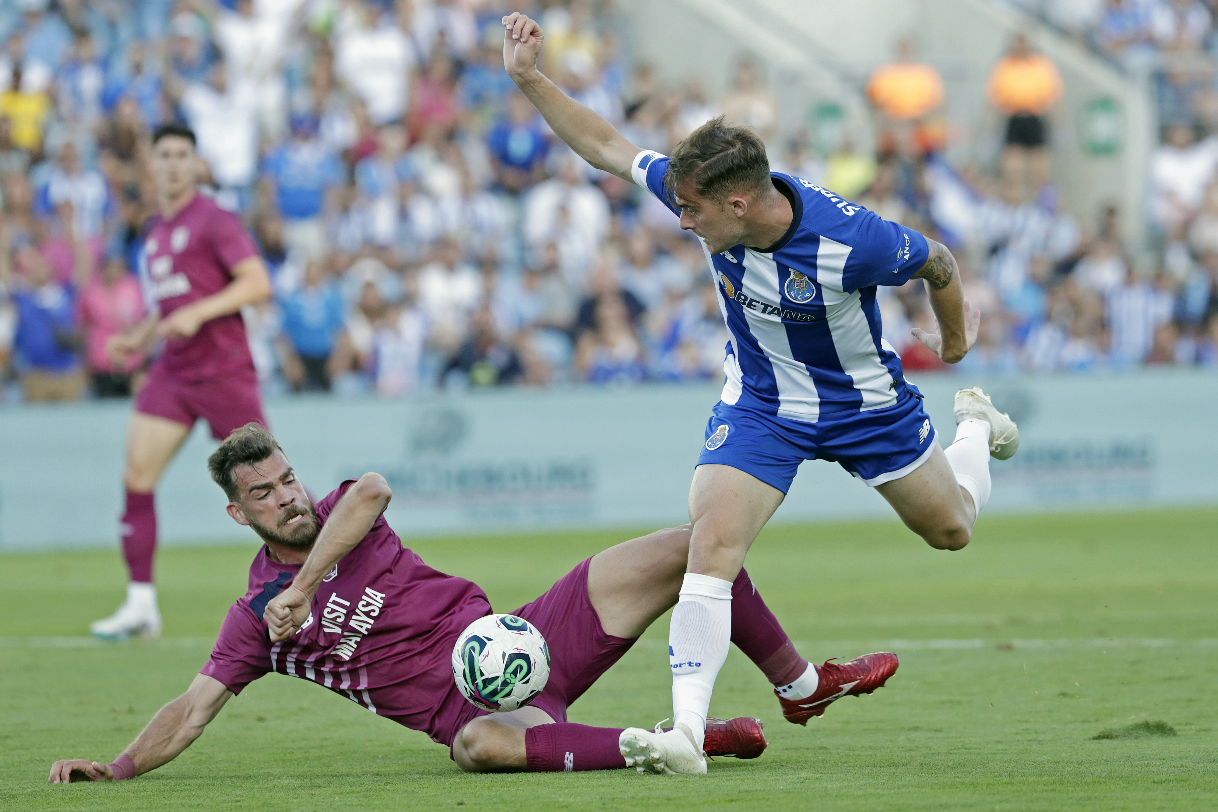 FC Porto goleia Cardiff City com 'bis' de Toni Martínez