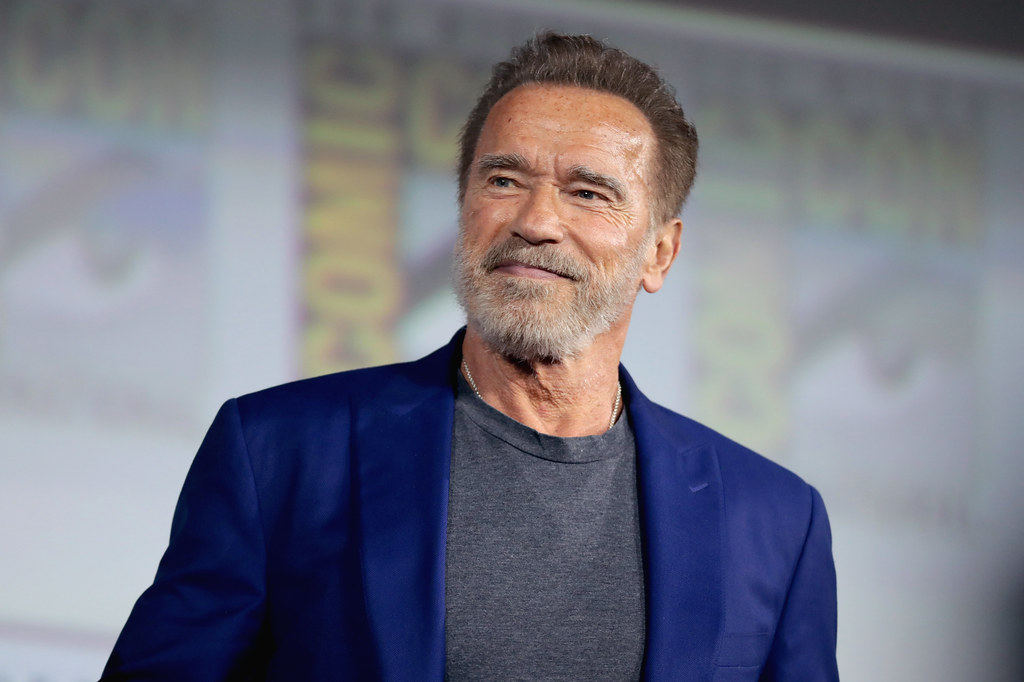 Arnold Schwarzenegger ferido em violento acidente. Uma mulher está hospitalizada
