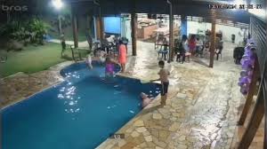 Noiva cai à piscina e morre no dia do casamento. Mas há algo estranho na história