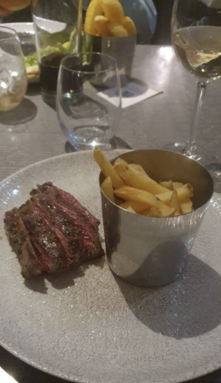 Cliente critica Gordon Ramsay depois de pagar 25€ por cinco fatias de carne com batatas fritas