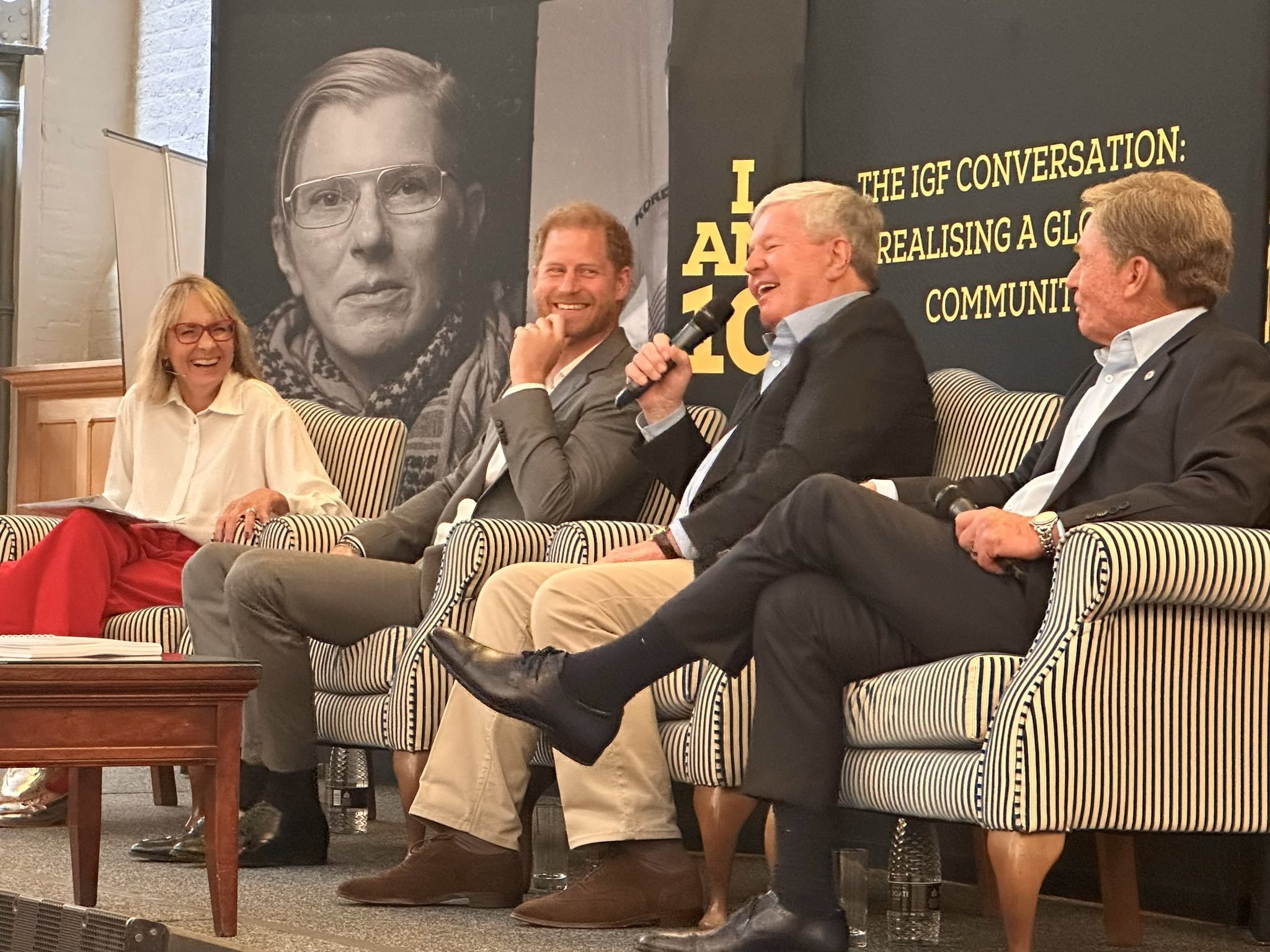 Príncipe Harry já está em Londres, mas não vai ver o pai. Rei Carlos III está a lutar contra um cancro