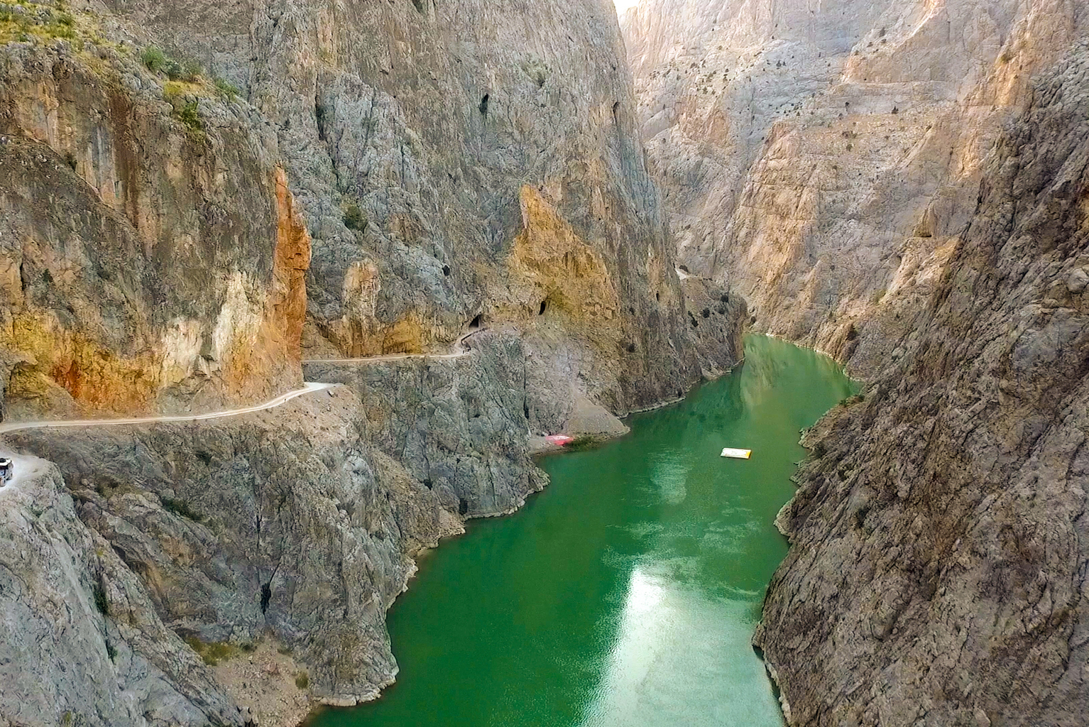 Erzican: um destino de paisagens únicas, de desfiladeiros profundos a um lago de águas avermelhadas