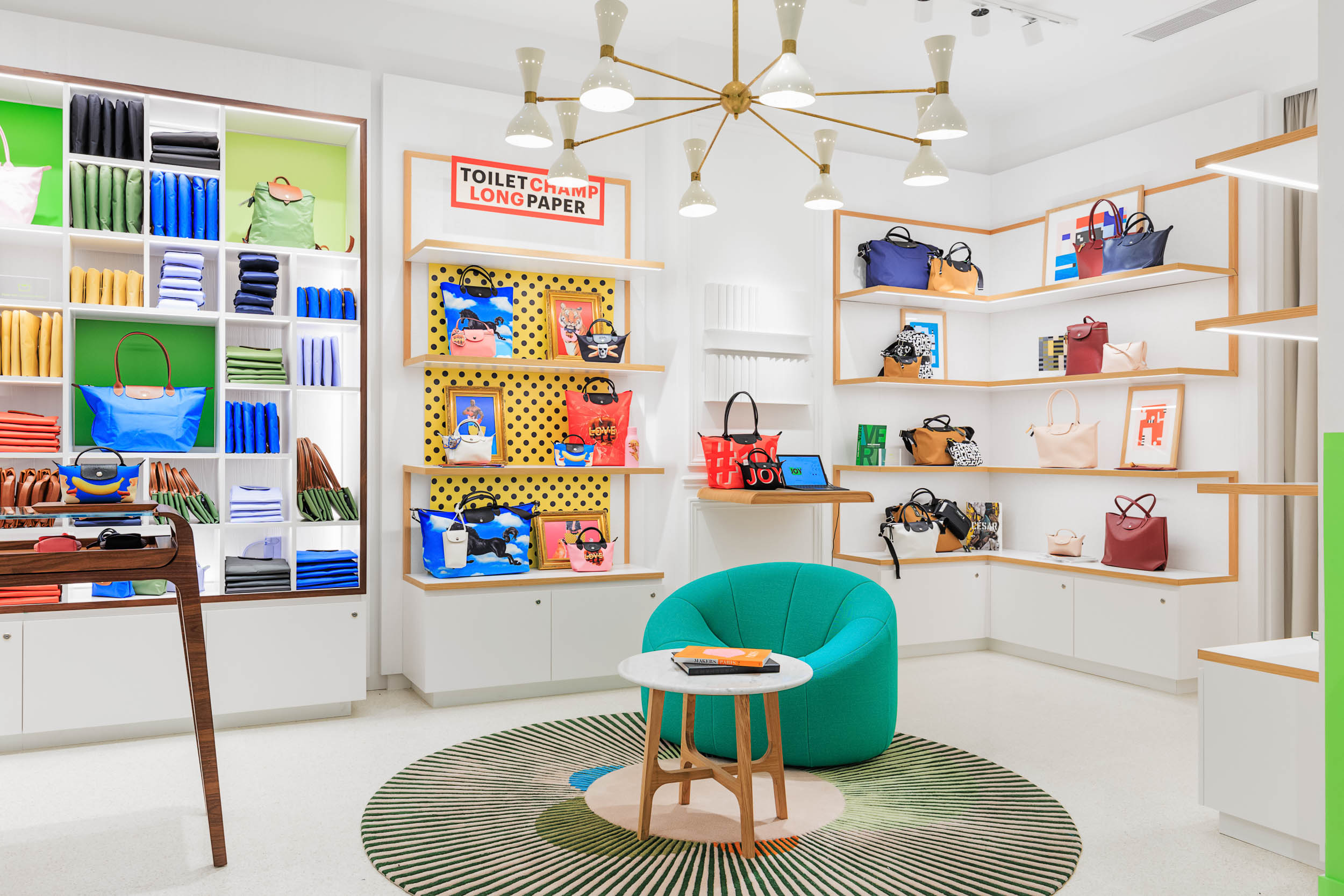 Atenção, fãs da Longchamp. A marca tem uma loja renovada em Lisboa, mas parece saída de Paris