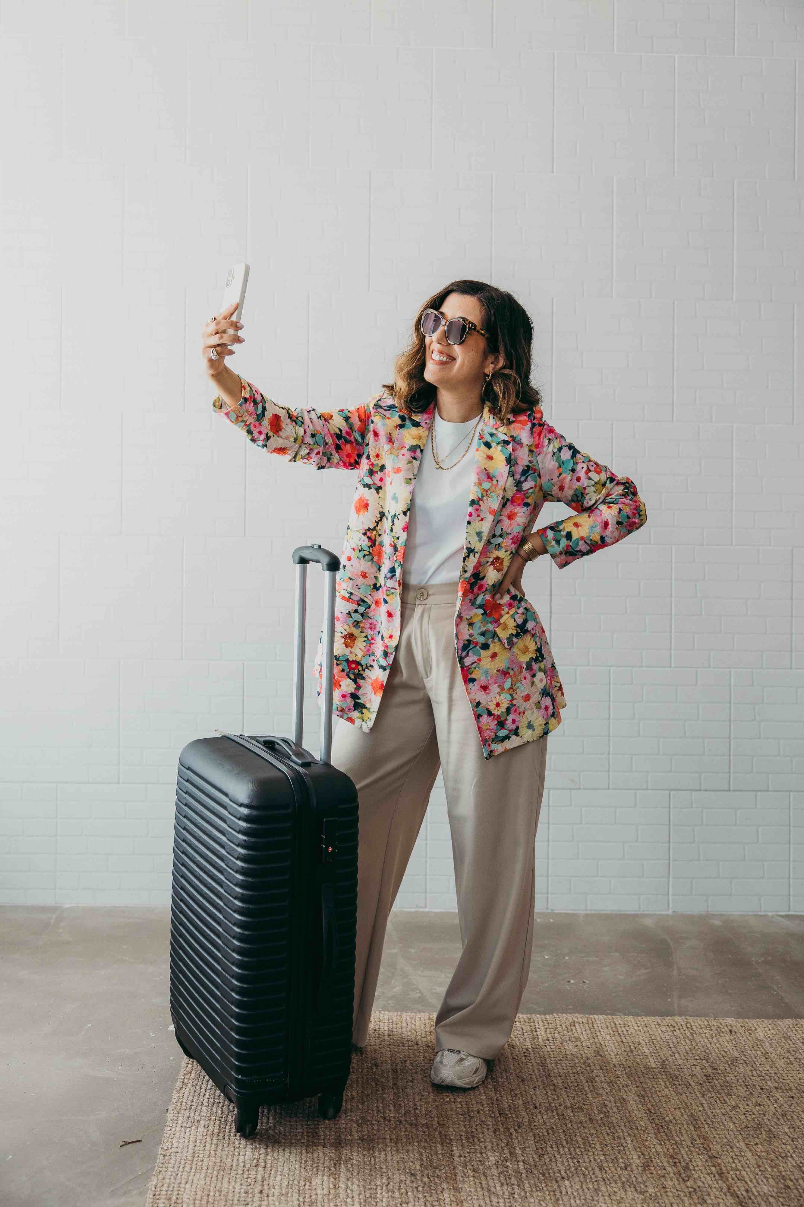 Demora imenso tempo a fazer a mala? Estas dicas prometem ajudar num armário cápsula para as férias