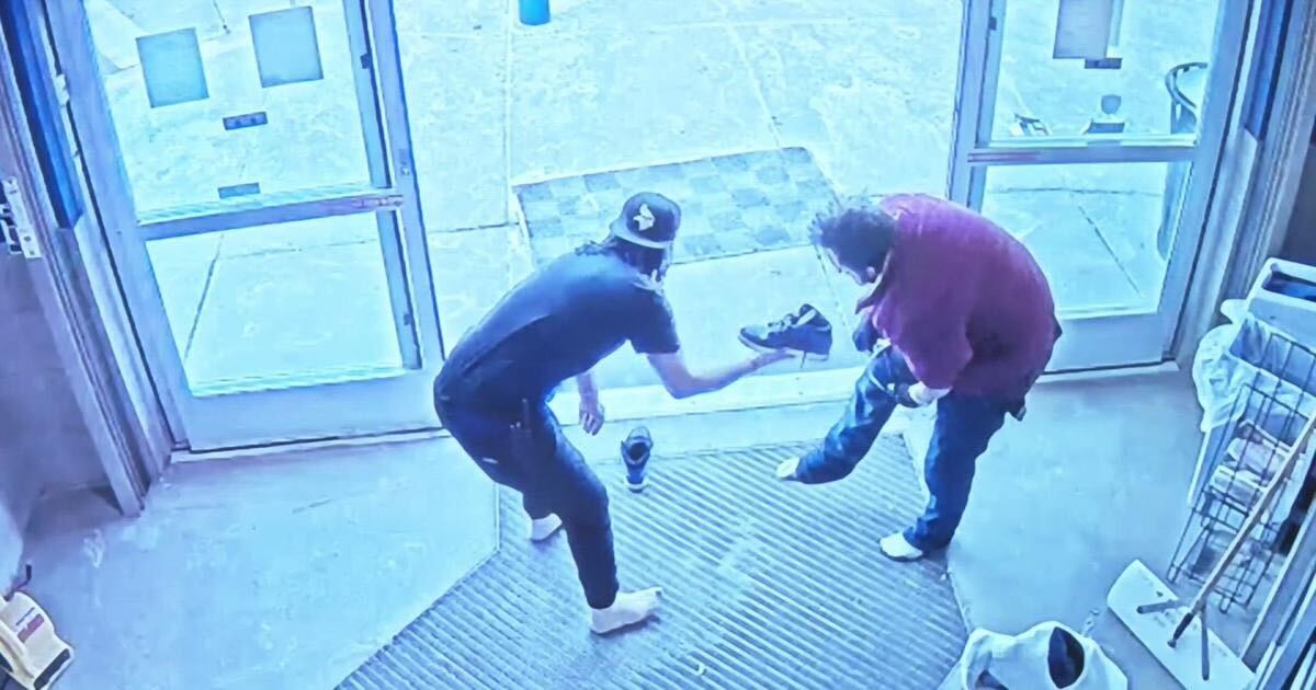 Funcionária de loja oferece os seus ténis a um homem pobre que tinha sapatos feitos com cartão