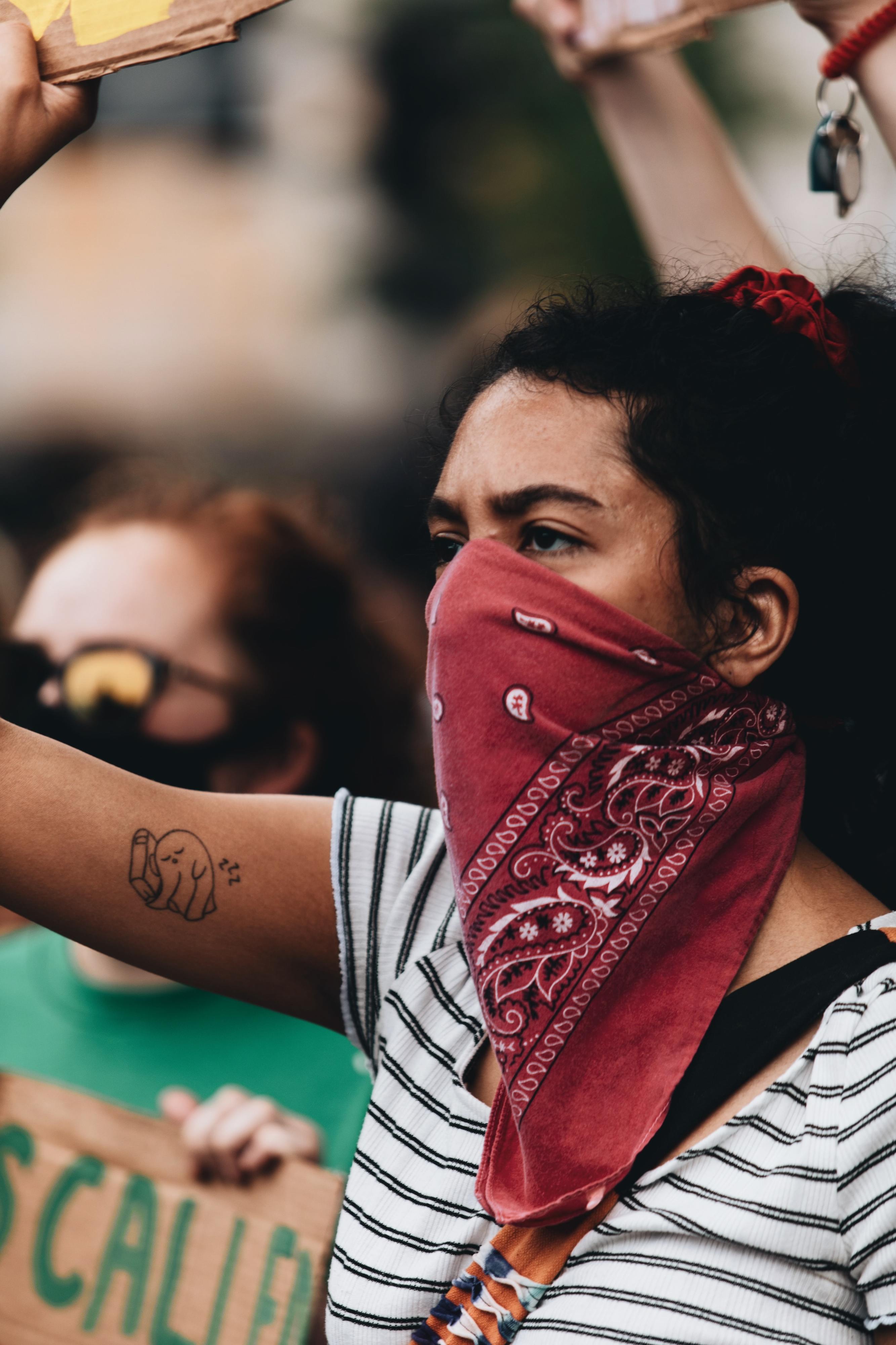 Jovem de 16 anos é violada por 30 homens em Israel. Caso provoca revolta e protestos