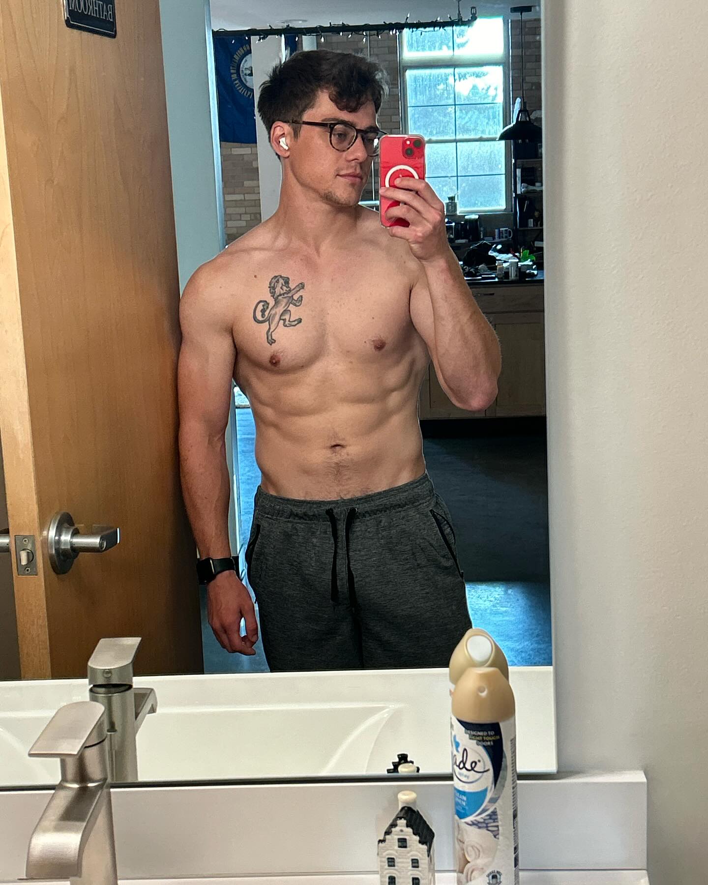 Criador de conteúdos do OnlyFans morre aos 31 anos em acidente de mota. Veja as fotos de Lane Rogers