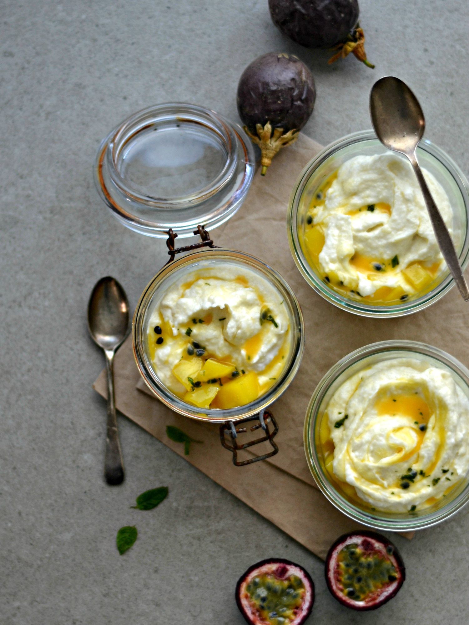 Receita. Mousse de manga saudável com calda de maracujá