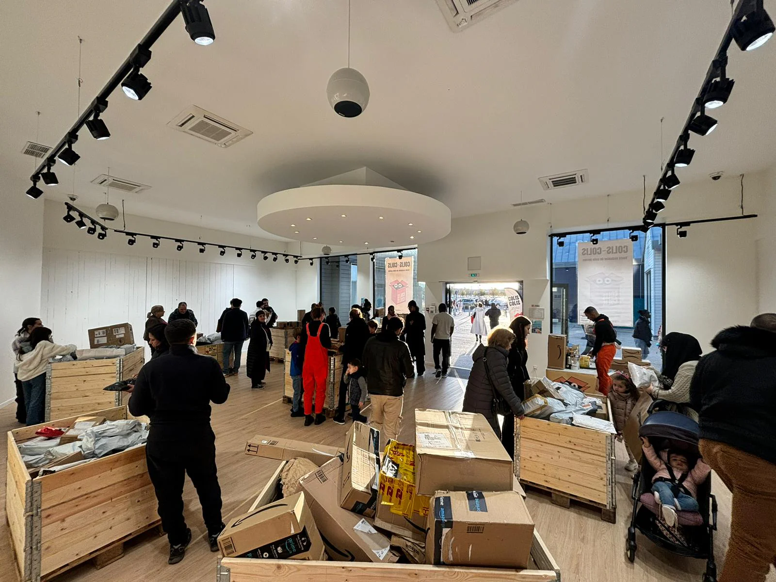 A loja que vende encomendas perdidas e não reclamadas já chegou a Lisboa – e pode comprar ao quilo