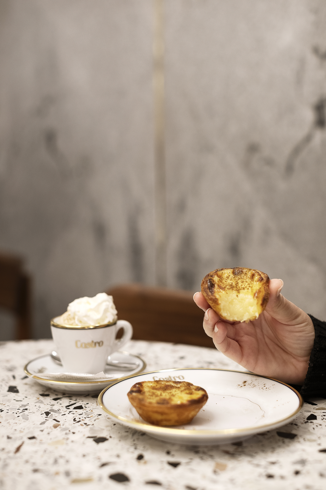 Castro. O sítio onde o pastel de nata é tratado como rei — e feito mesmo à sua frente