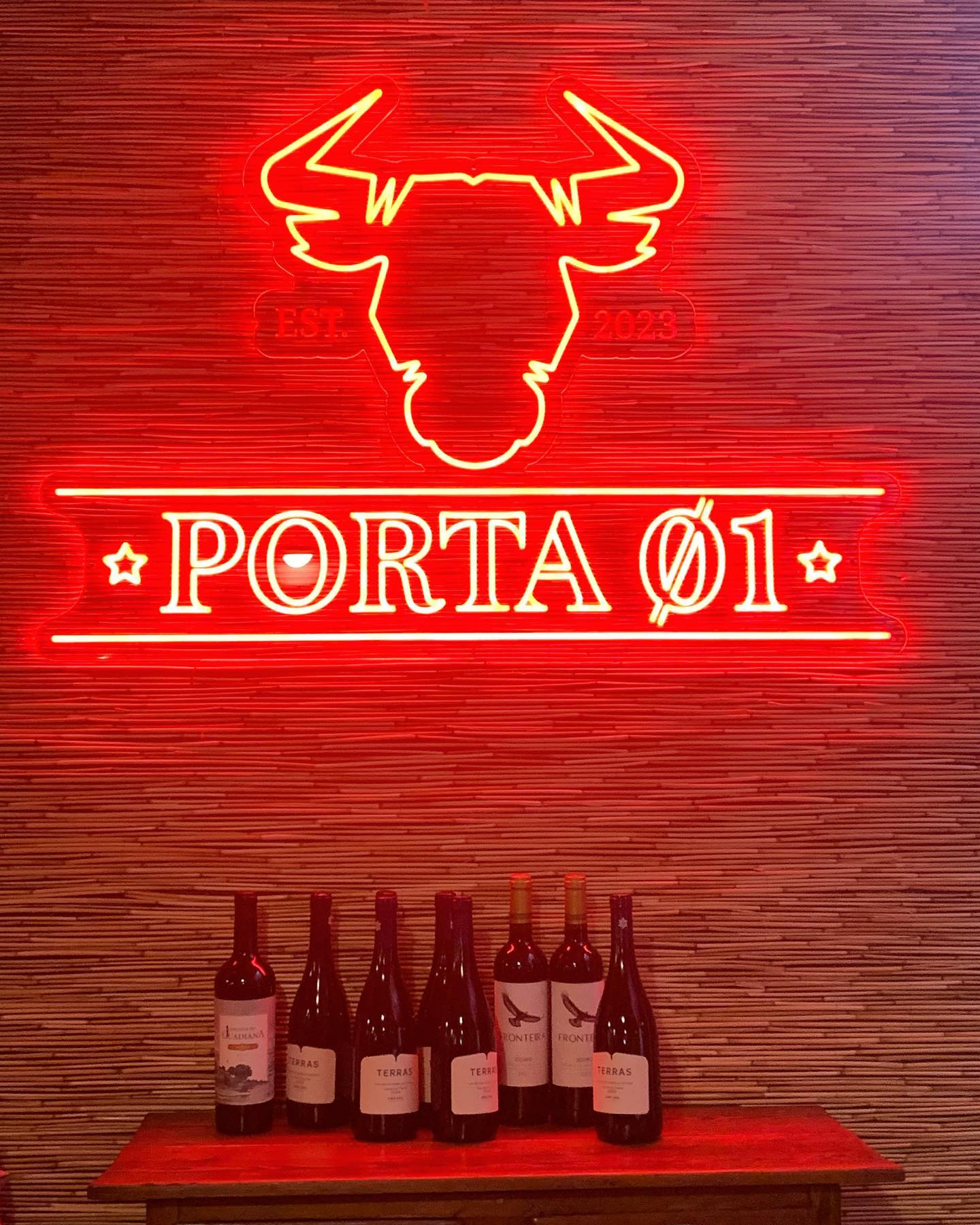 Porta 01. Há uma nova churrascaria no spot mais popular de Carcavelos. Tem petiscos e T-bone a 16€ por pessoa