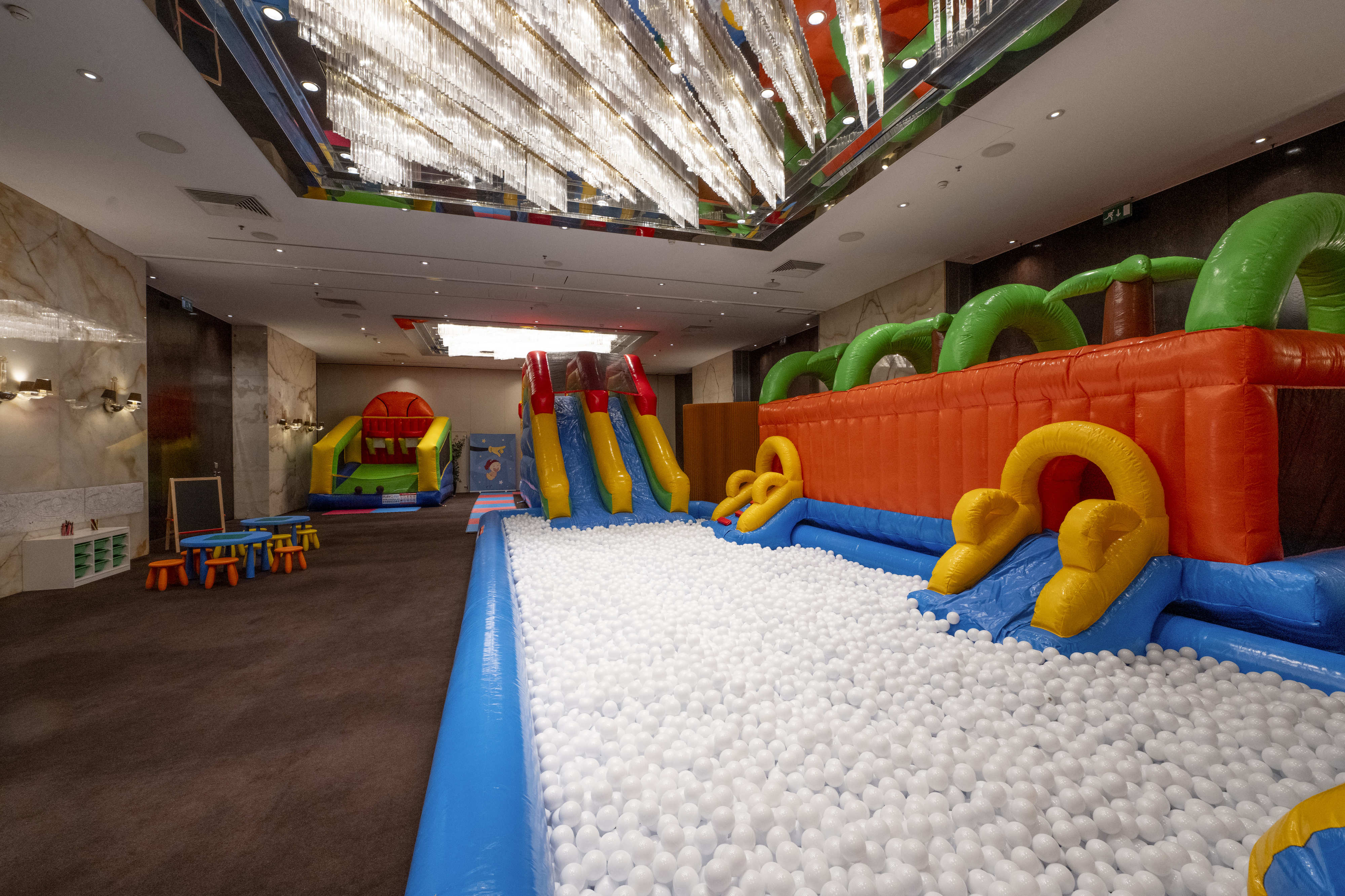 Pegue na família e vá ao brunch. Este tem insufláveis, piscina de bolas e até show cooking