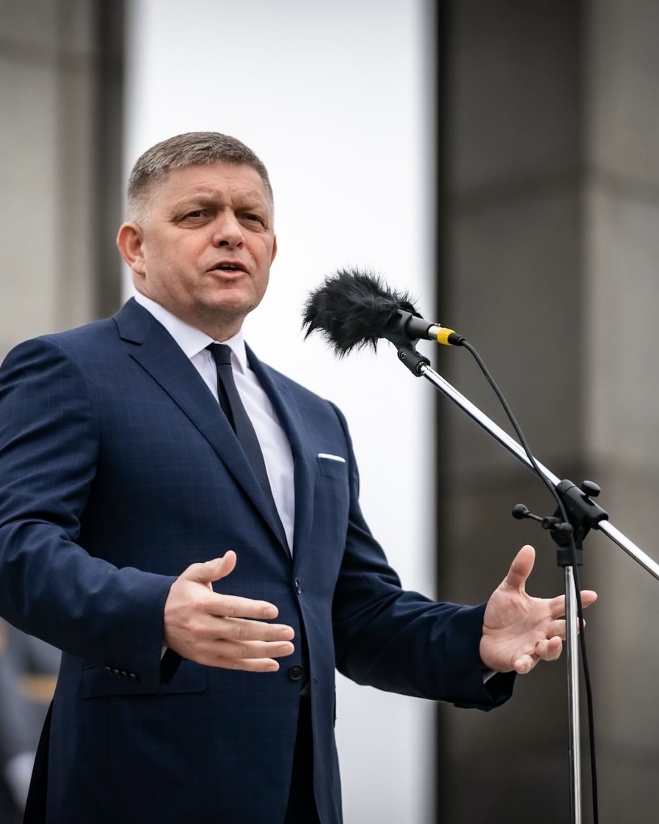 Depois de ser baleado, primeiro-ministro da Eslováquia está estável. Tudo o que se sabe sobre o ataque a Fico