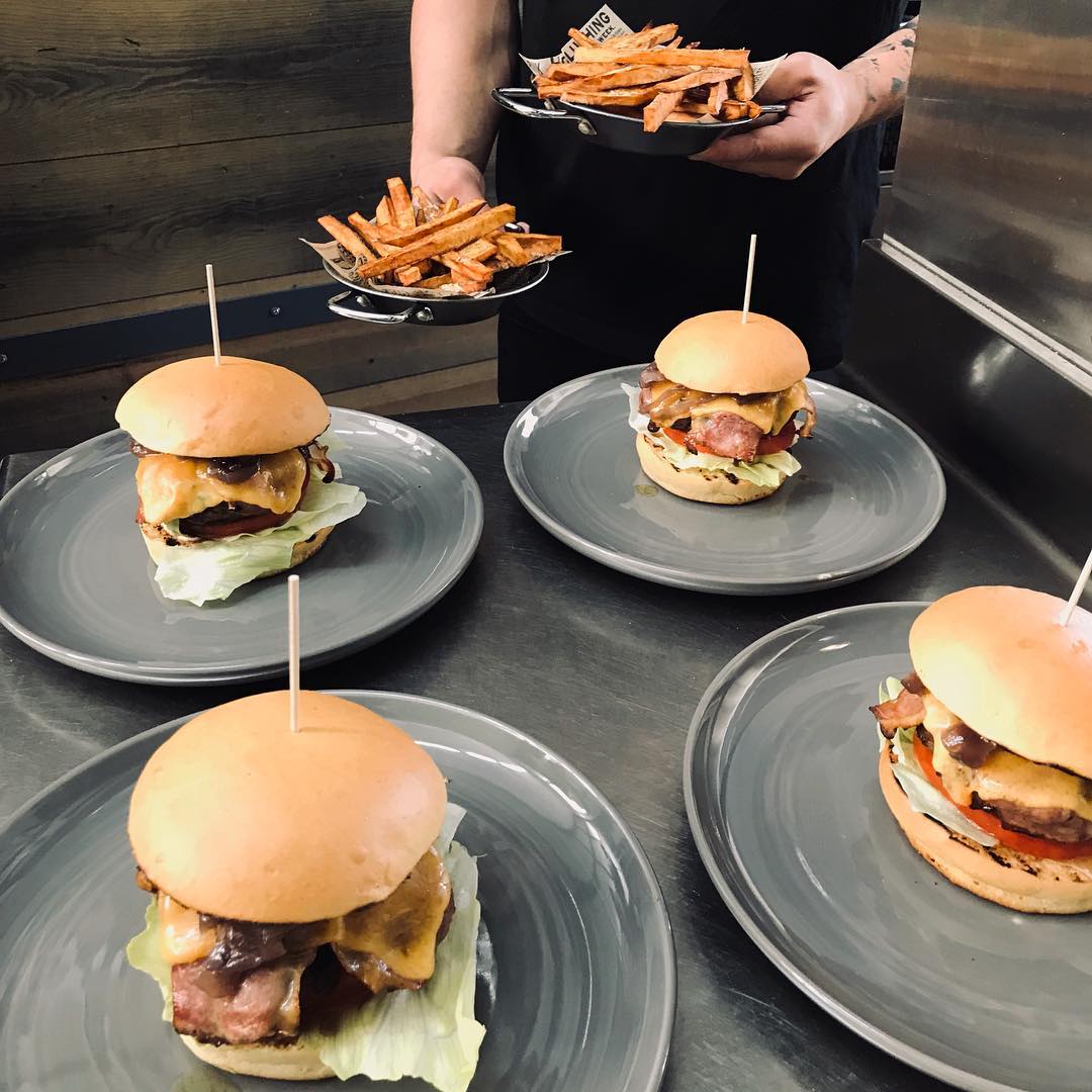 Dia do Hambúrguer. De Norte a Sul, saiba onde comer as melhores iguarias no pão