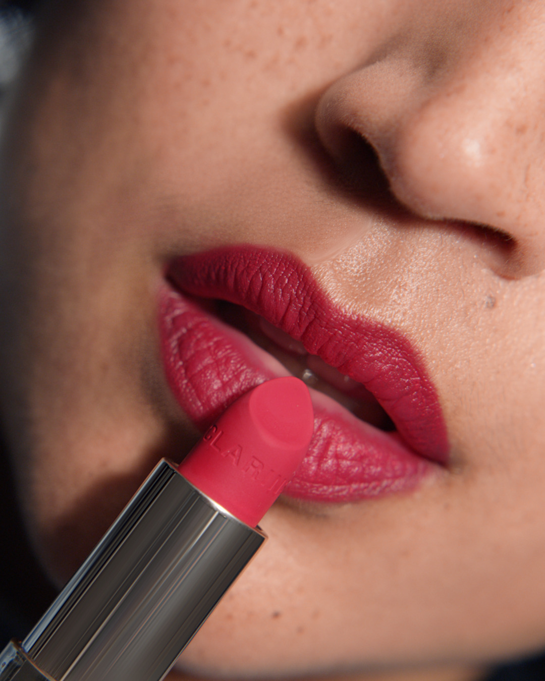 Não tem de escolher só um batom. Novidade da Clarins permite-lhe ter todas as cores numa embalagem recarregável