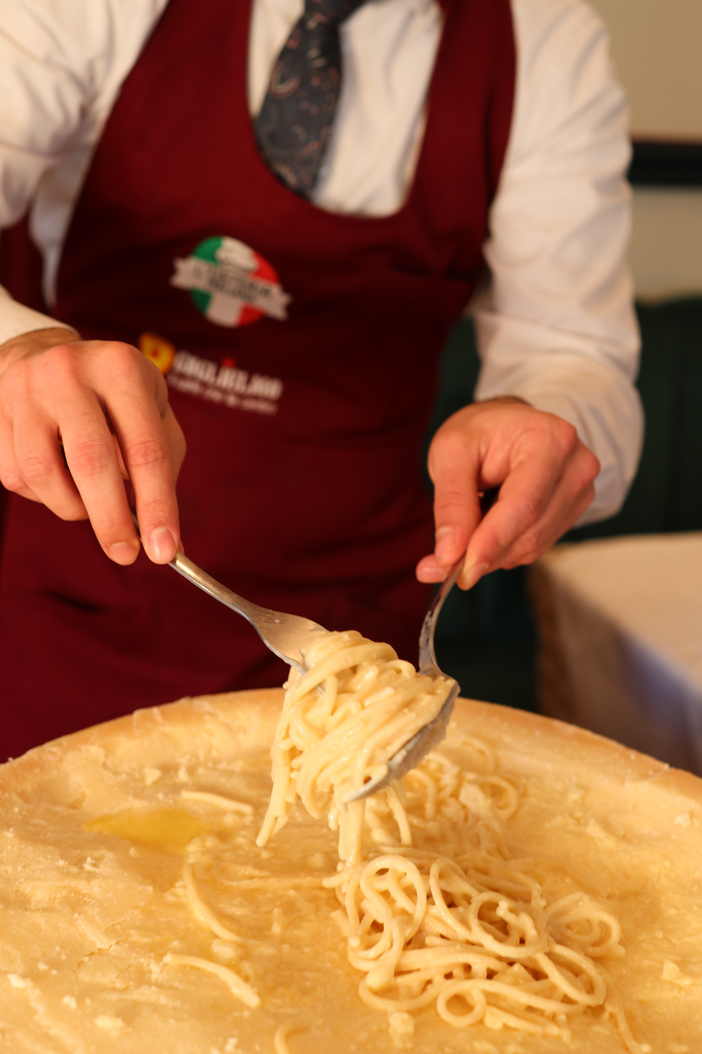 Neste novo restaurante italiano genuíno, só queremos provar a massa que sai diretamente do meio de um queijo