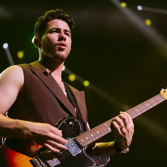 Os Jonas Brothers vêm a Portugal. Enquanto espera para vê-los, babe-se com estas 16 fotos de Nick Jonas