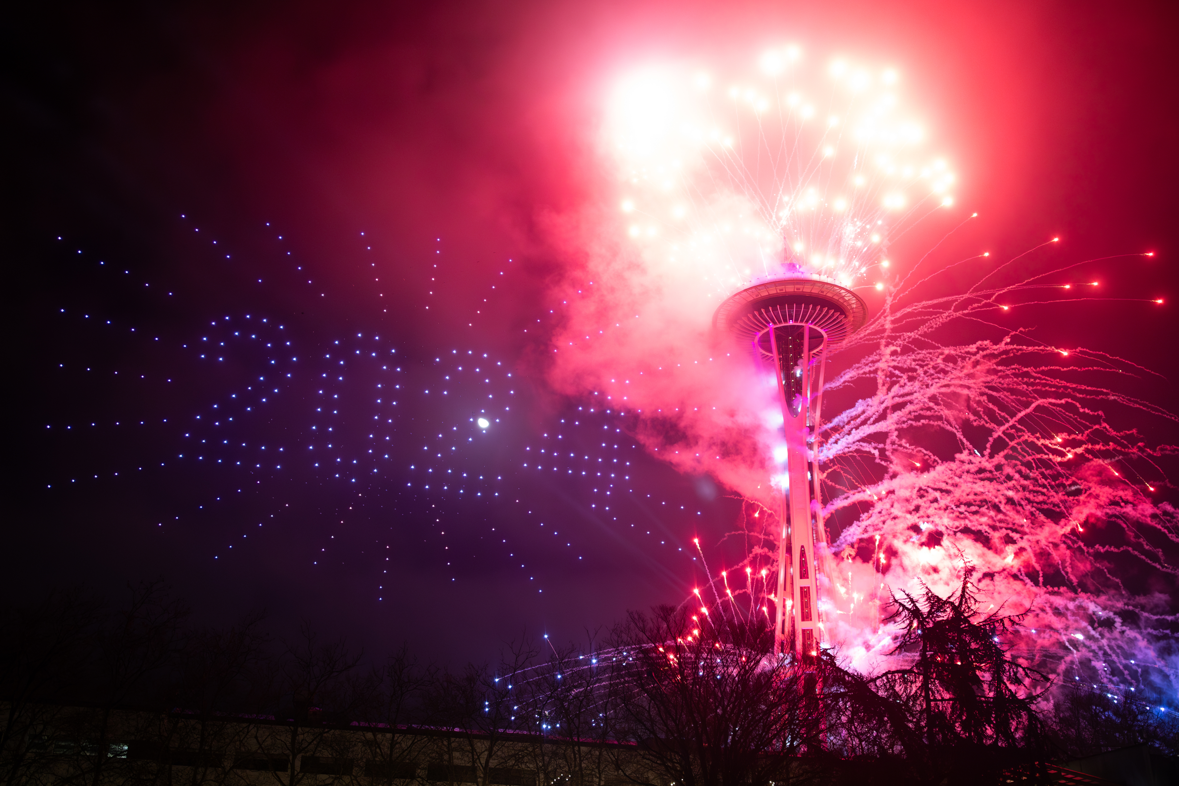 Drones juntaram-se aos espetáculos com fogo de artifício para uma entrada deslumbrante em 2024. Veja as imagens