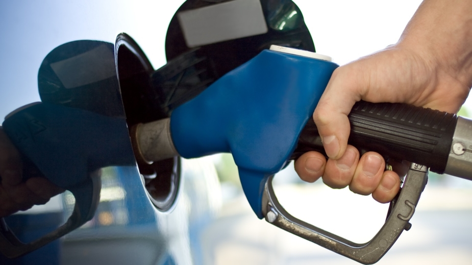 Deve mesmo parar de encher o depósito quando ouve o primeiro clique da bomba de gasolina. Mesmo.