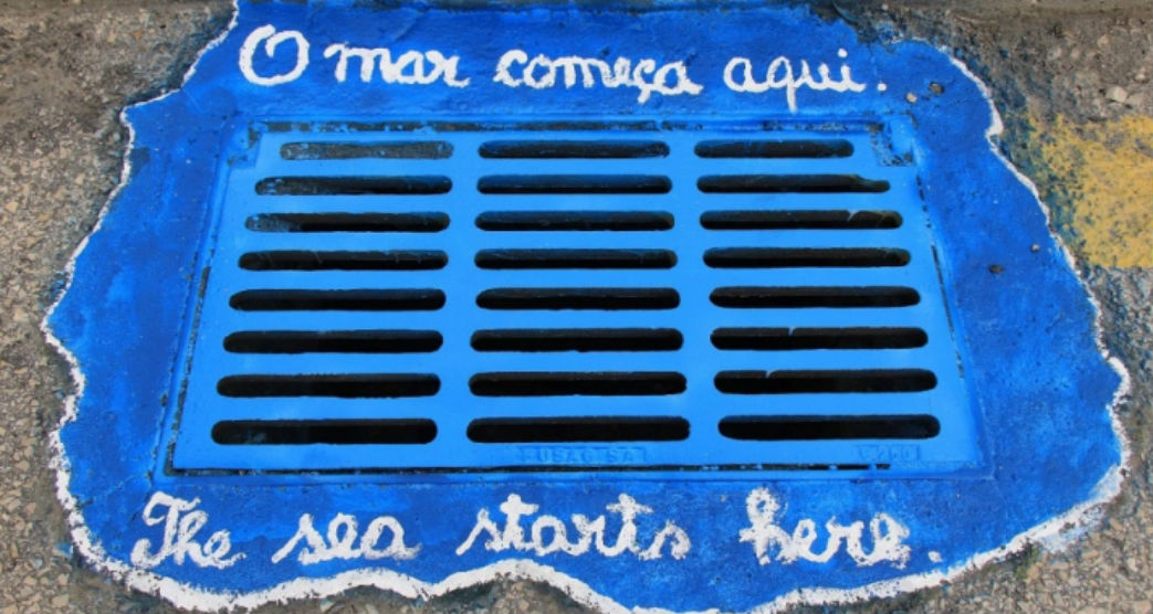 “O mar começa aqui”. Alunos de escola básica decoram sarjeta e enviam recado à população