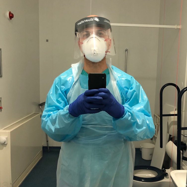 Hassan Akkad é o novo herói dos ingleses. Refugiado sírio quis retribuir ajuda e foi limpar hospitais