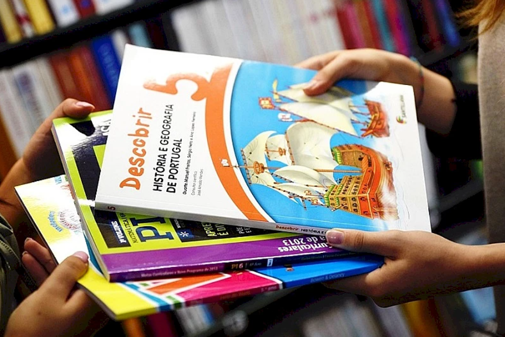 Vouchers para recolha dos manuais escolares já estão disponíveis. Saiba o que fazer