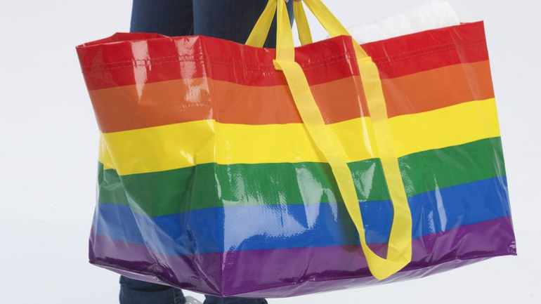 IKEA lança saco colorido em homenagem ao mês do orgulho LGBT