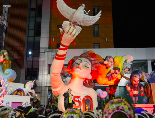 Vestidos de carrascos, Montenegro e Pedro Nuno "espremem" Zé Povinho no Monumento ao Carnaval de Torres Vedras