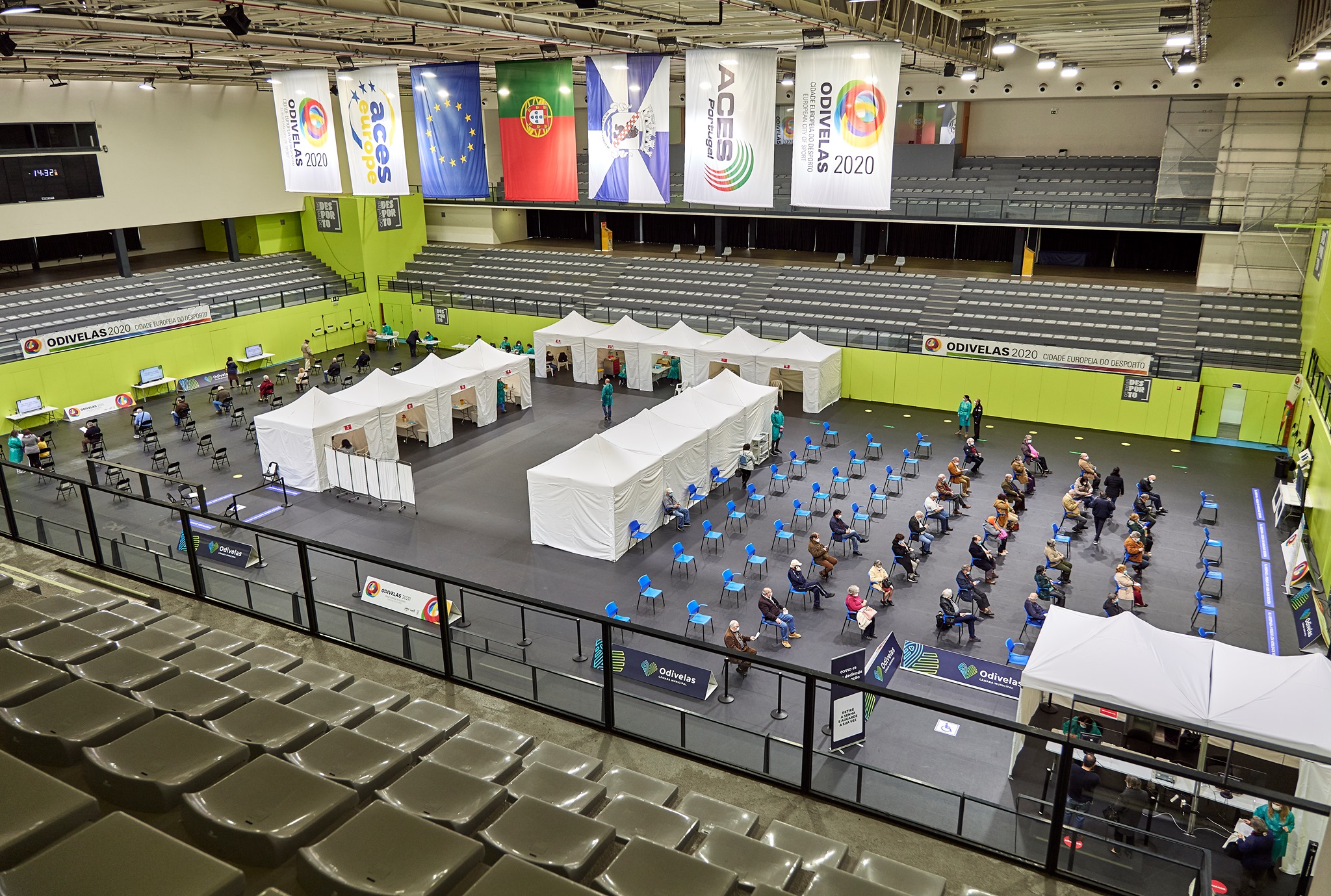 Centros de vacinação de Loures e Odivelas estão abertos até à 1h (e com DJ)