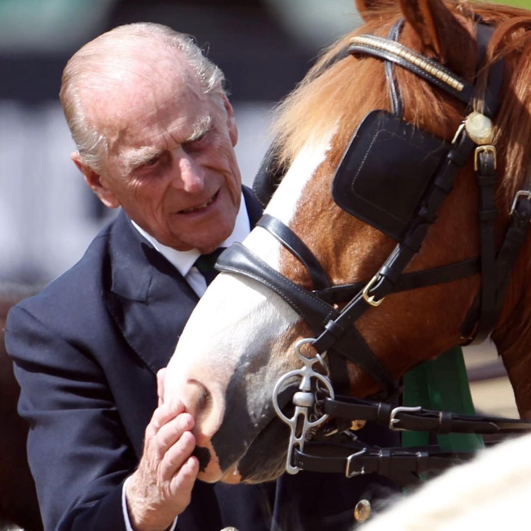 Rainha Isabel II recorda fotografia de momento privado ao lado do príncipe Filipe