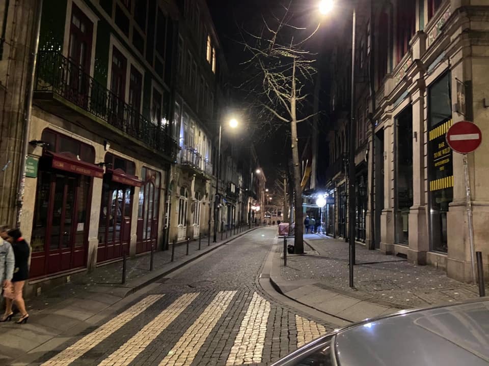 COVID-19. Os portuenses deixaram a cidade vazia à noite e as fotos tornaram-se virais