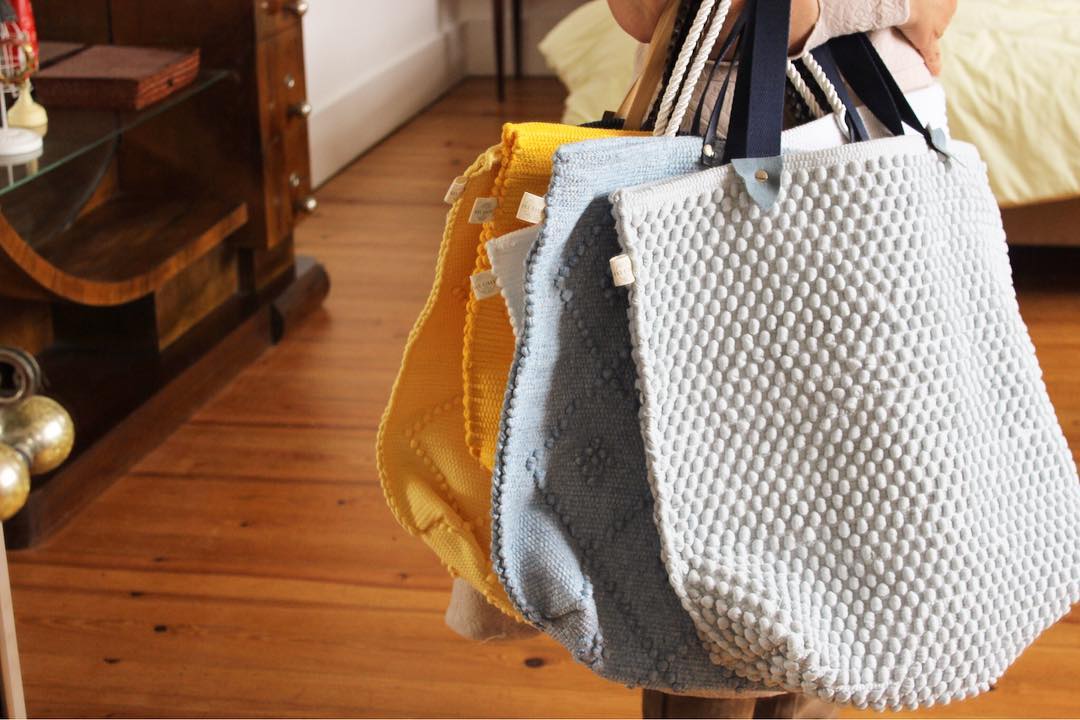 Antónia faz malas de tecidos que iam para o lixo