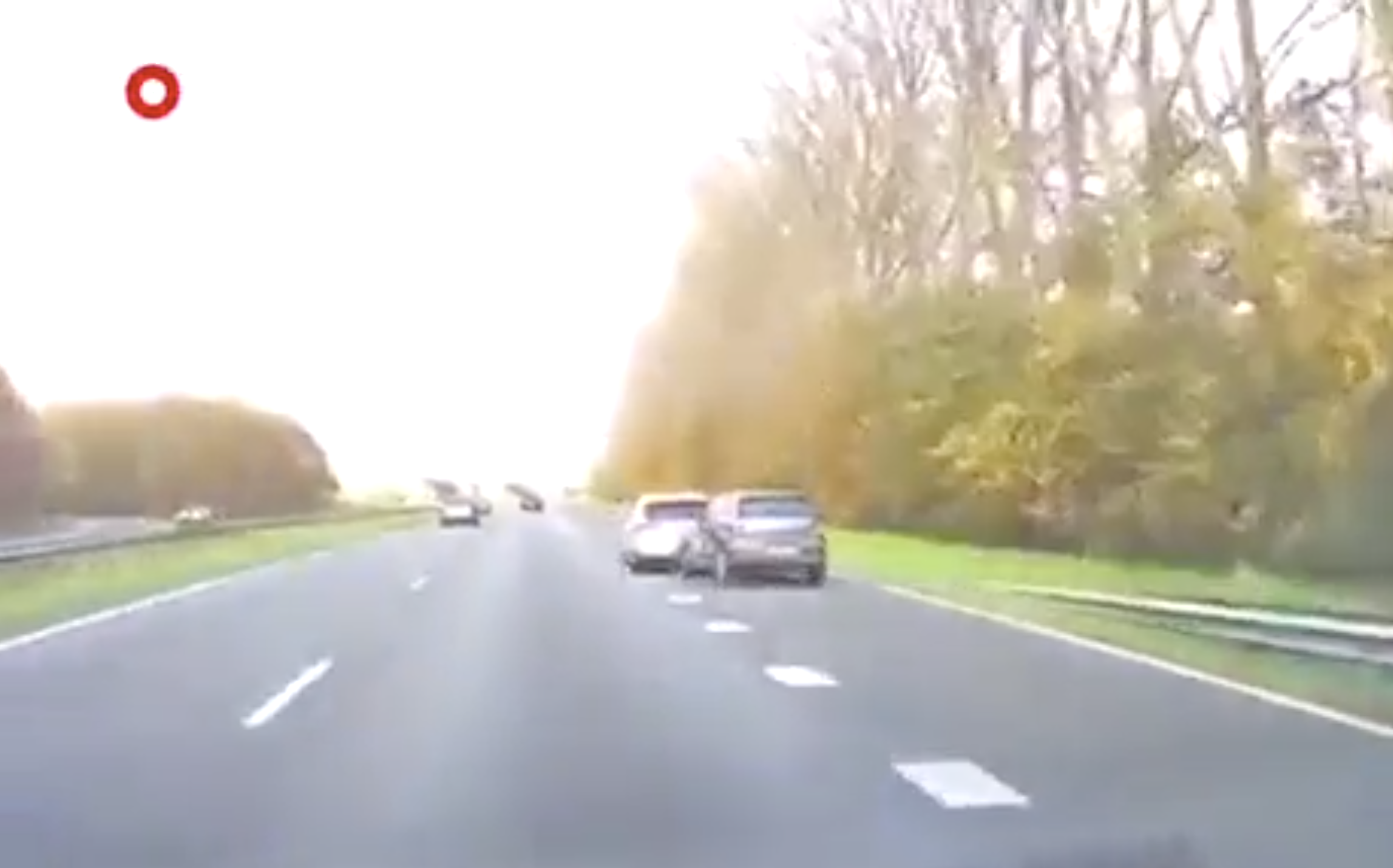 Condutor destrói o próprio carro para salvar mulher que teve ataque ao volante. Veja o vídeo