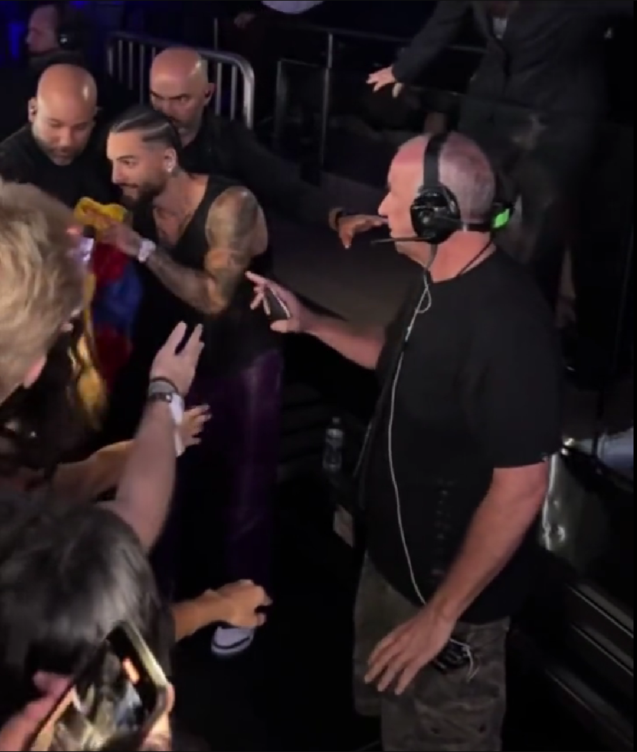 Todos querem um pedaço de Maluma, mas assim não. Fã agarra nos genitais do cantor e este reage (VÍDEO)