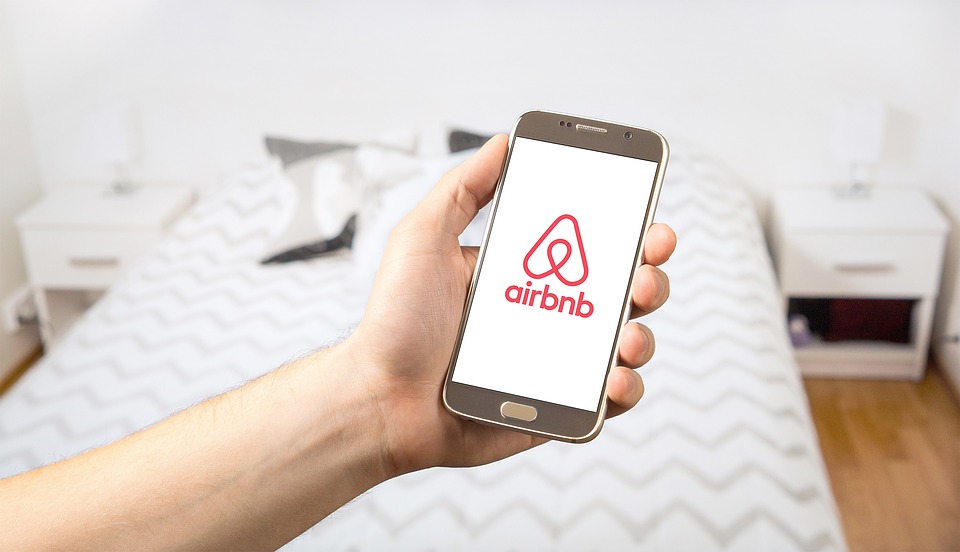 Fraude no Airbnb com identidade falsa resulta em multa de 100 mil libras