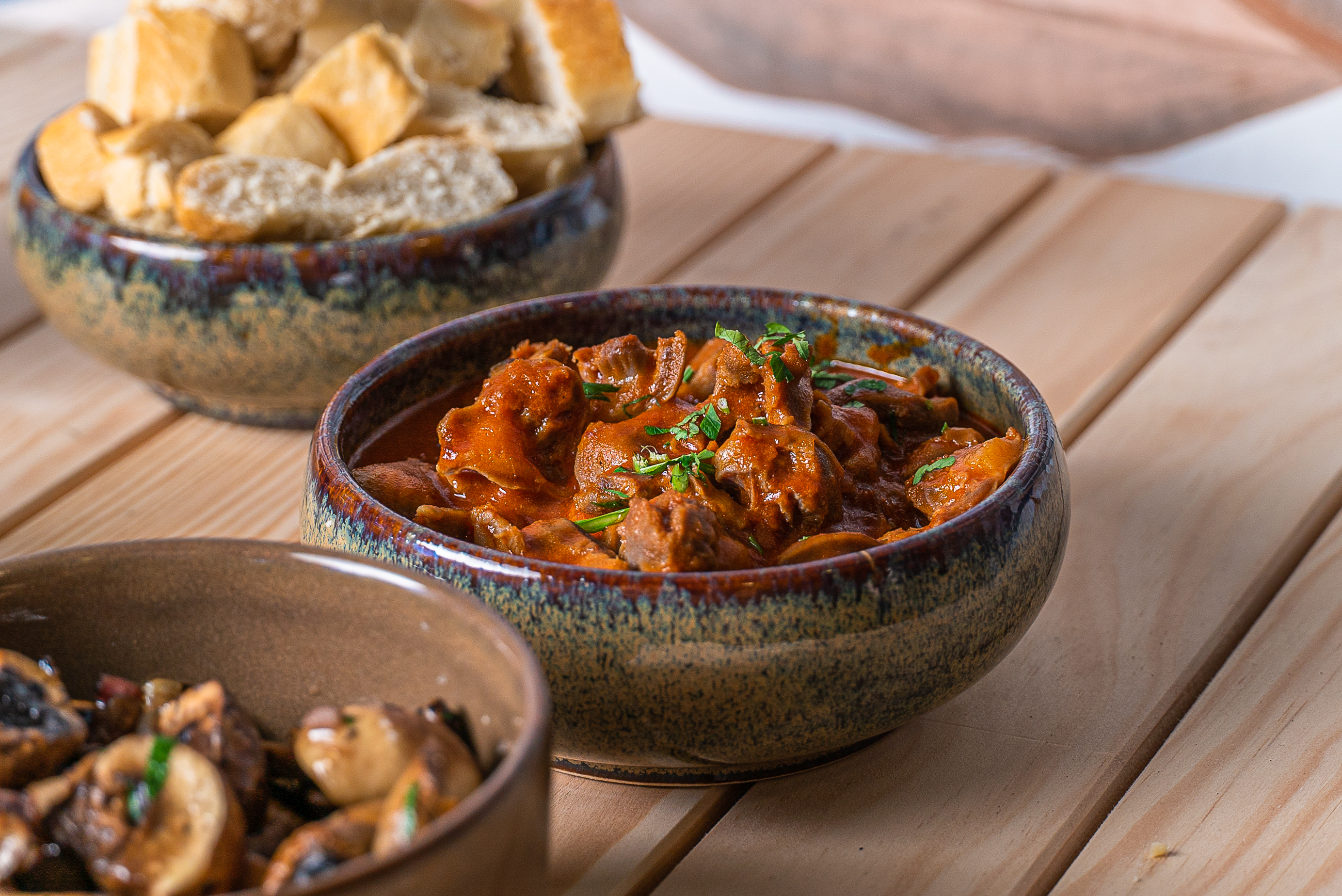 Bravães Kayak Bar. O novo spot para comer panquecas ou moelas antes descer o rio Lima