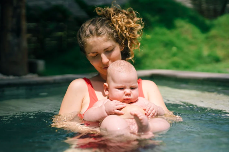 Esta mulher foi proibida de amamentar dentro de uma piscina e ficou “chocada”. Entenda o que se passou