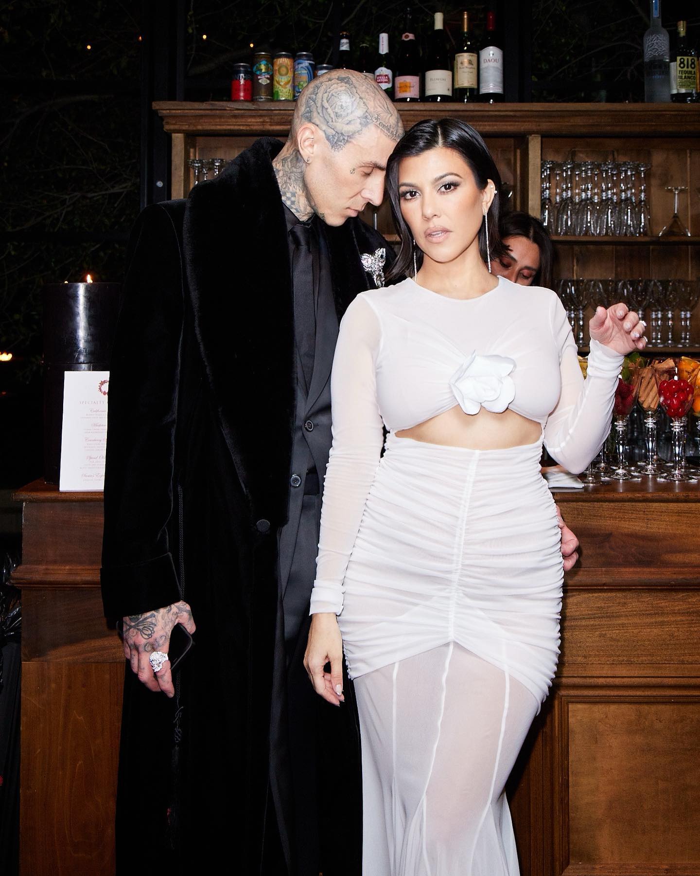 Kourtney Kardashian revela gravidez ao marido durante concerto. Veja o vídeo