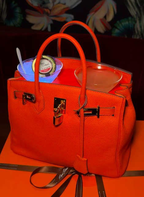 Restaurante serve cocktail com caviar dentro de uma mala de 29 mil euros. Saiba onde