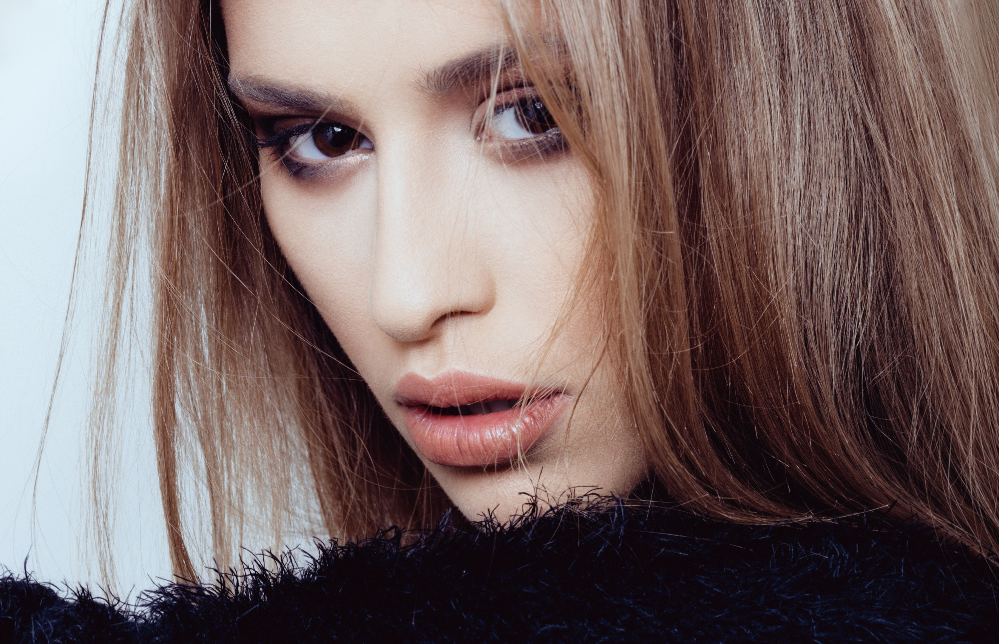 Eisenberg lança coleção de maquilhagem — e tem o primer ideal para curar ressacas e noites mal dormidas