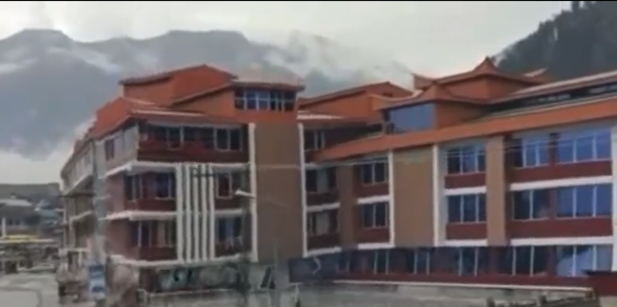 Hotel de luxo dedicado a luas de mel foi varrido por inundações. Vejas as imagens