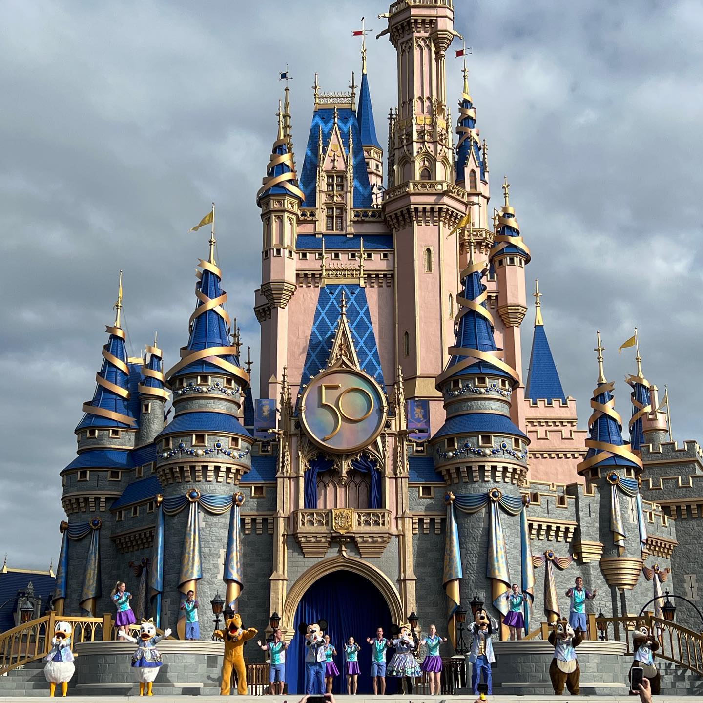 Será este o melhor patrão do Mundo? Pagou viagem à Disney aos 10 mil funcionários e às famílias