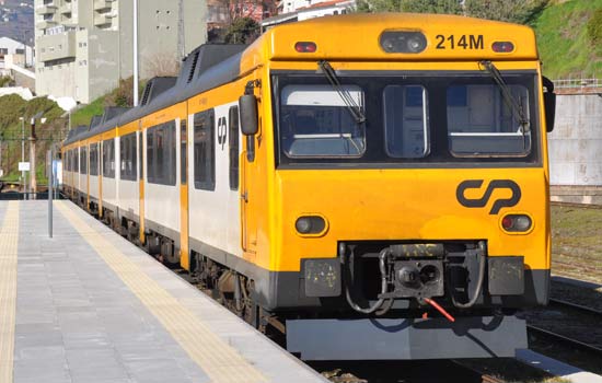 Transportes públicos podem voltar a ter lotação total. Governo vai levantar restrições